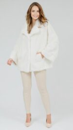 Полушубок из меха белой норки с рукавом Dolman и английским воротником