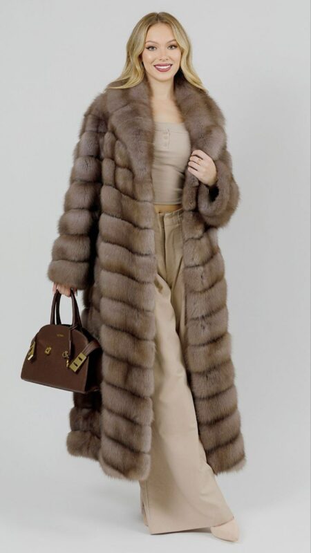 Шуба из меха куницы с английским воротником