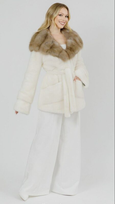Полушубок из белой норки с капюшоном из меха куницы