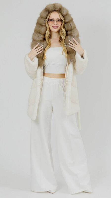 Полушубок из белой норки с капюшоном из меха куницы