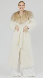 Шуба из норки Caramel с капюшоном из меха рыси
