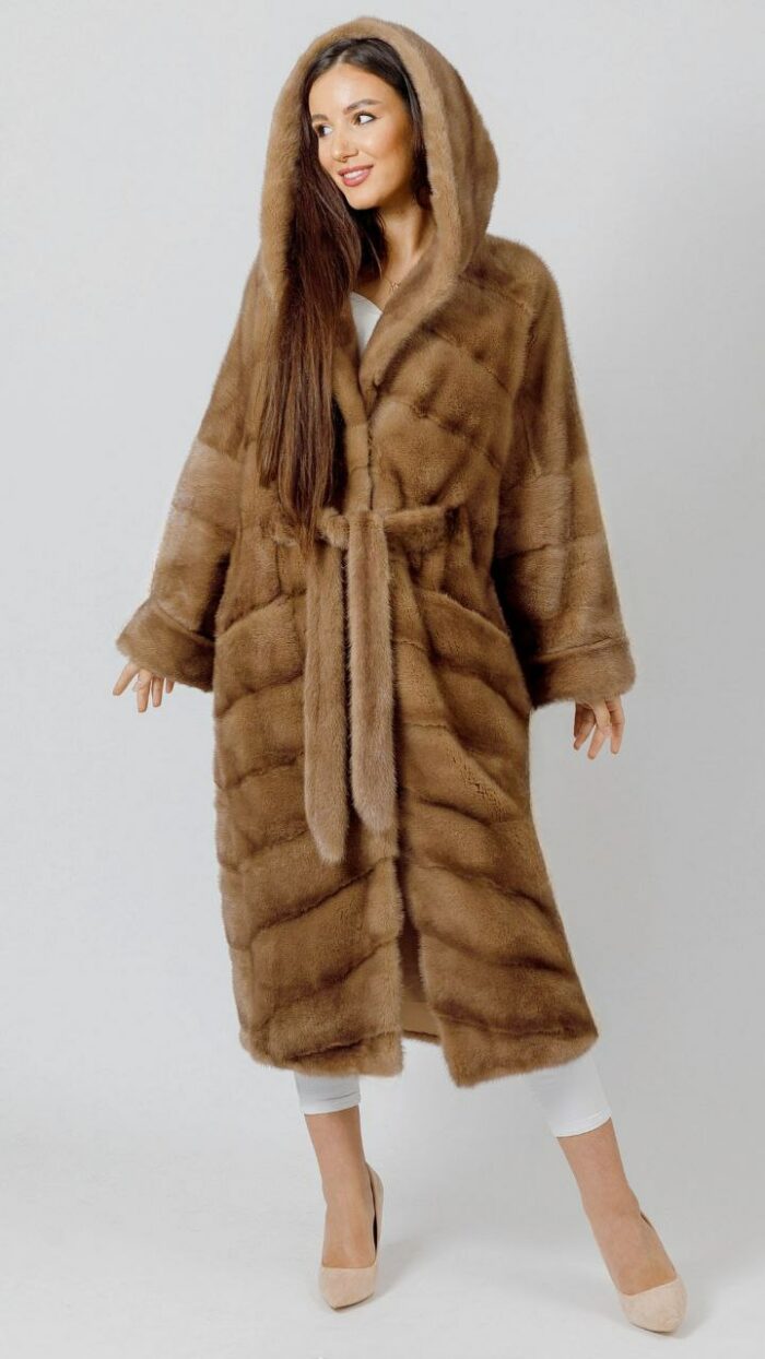 Шуба из меха норки в пастельном оттенке с капюшоном