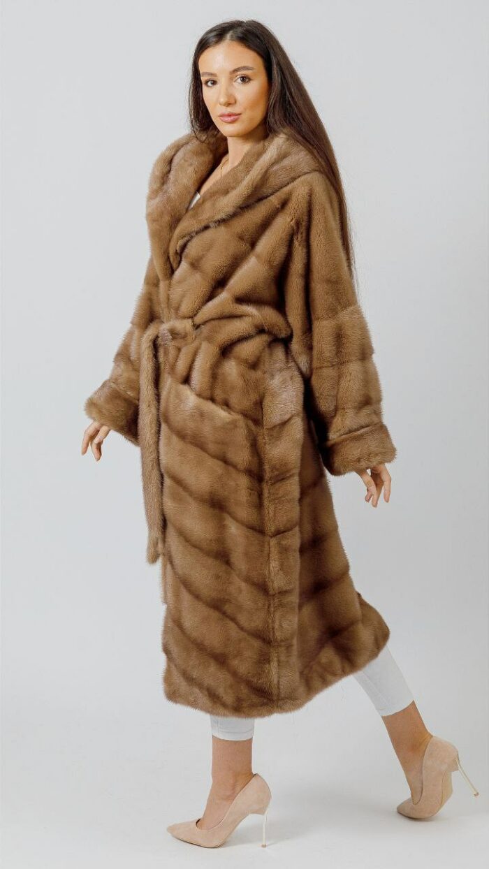Шуба из меха норки в пастельном оттенке с капюшоном