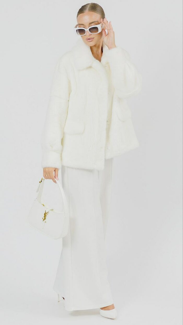 Шуба из меха норки в пастельном оттенке с капюшоном