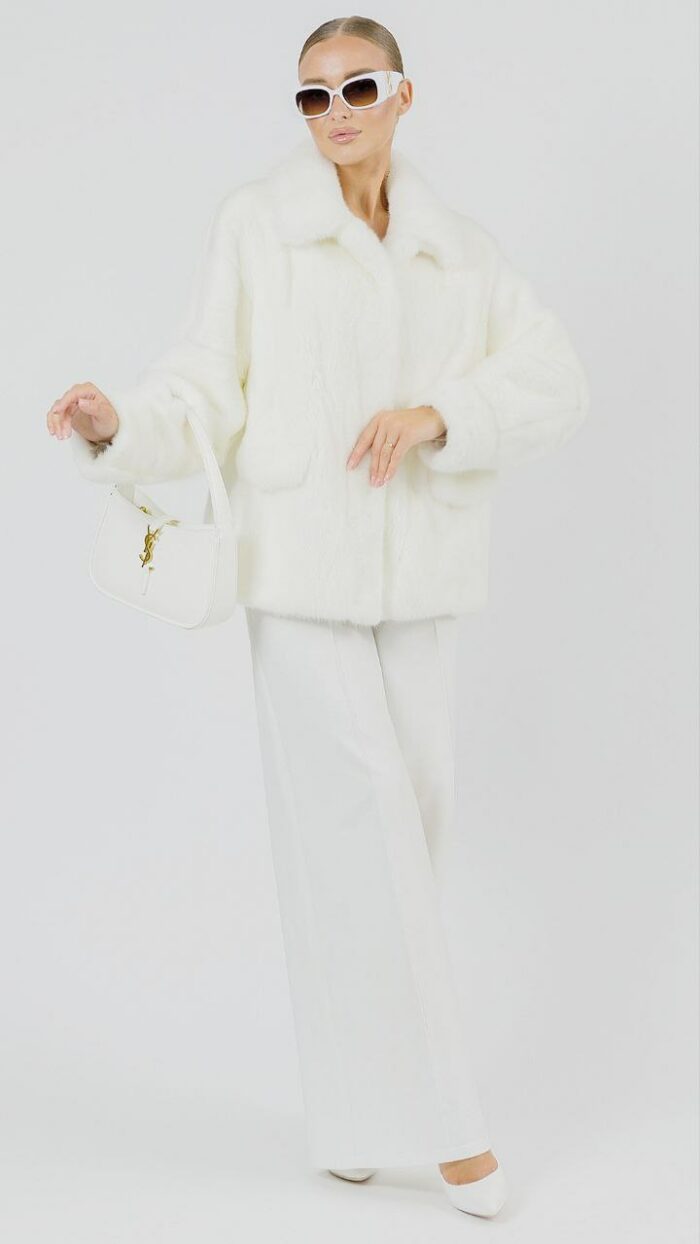 Шуба из меха норки в пастельном оттенке с капюшоном